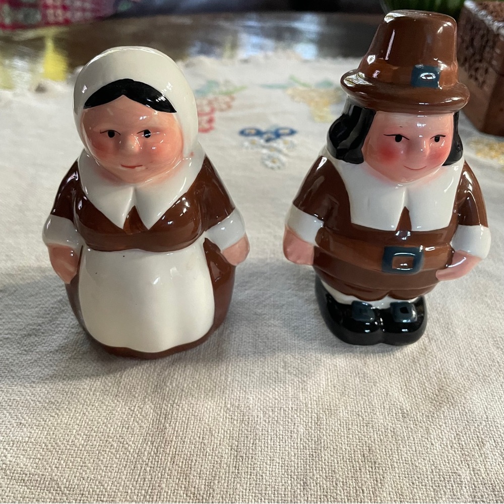 Vintage Publix The Pilgrim Pair Salt and Pepper Shakers. 2001. 4.75" Tall - Picture 9 of 9